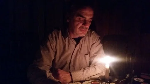 Fadil Maloku con su respuesta hace que el profesor anónimo arruga sus brazos y dejar