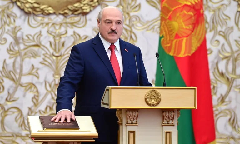 Lukashenko jura secretamente como presidente de Belarús