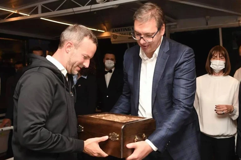 Dies ist das Geschenk, das Vuciq der amerikanischen Delegation gegeben hat.