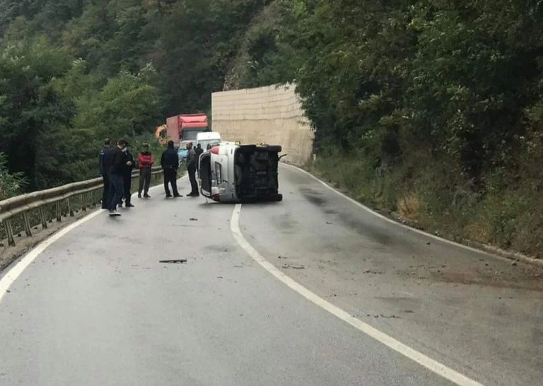 Accidente en el Kacanik-Han de Elez, roda el coche