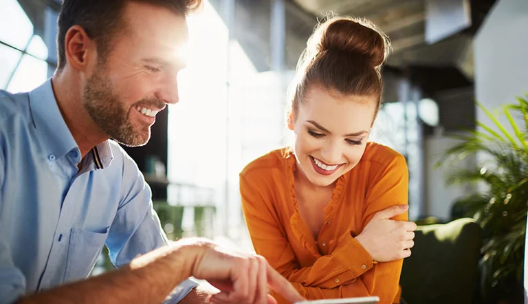 Secondo la scienza, la gente si rende conto che si sta flirtando con solo 3 gesti