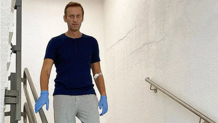 Russian opposition Navajo poisoned with Novichok is released from hospital in Berlin
