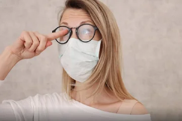 Wie zu verhindern, dass die Brille verschwommen wird, während Sie eine Maske tragen
