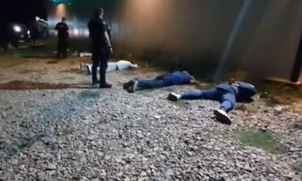 Eine Person, die im Zusammenhang mit der Aktion in Karaceevo vermutet wurde, gibt der Polizei ab