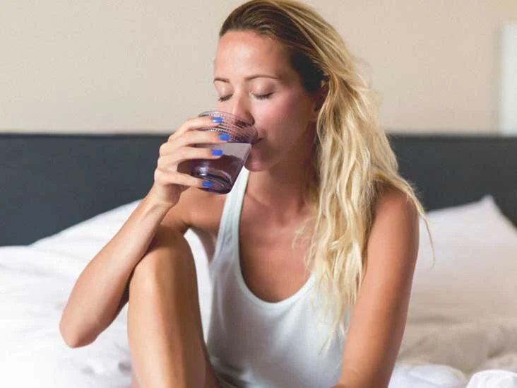 Cosa dovremmo bere ogni giorno sobrio, secondo i nutrizionisti