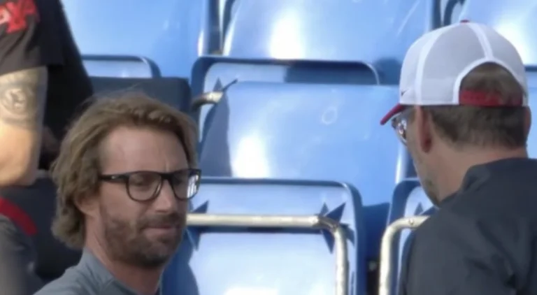 La razón de la buena forma de Liverpool, hay dos vaqueros en el banco, y la red se vuelve loca por su similitud con el asistente.