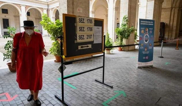 Gli italiani votano per la riduzione del numero di deputati
