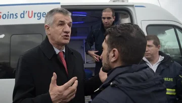 L'ancien candidat à la présidence de la France s'enfuit après avoir mal garé la voiture.
