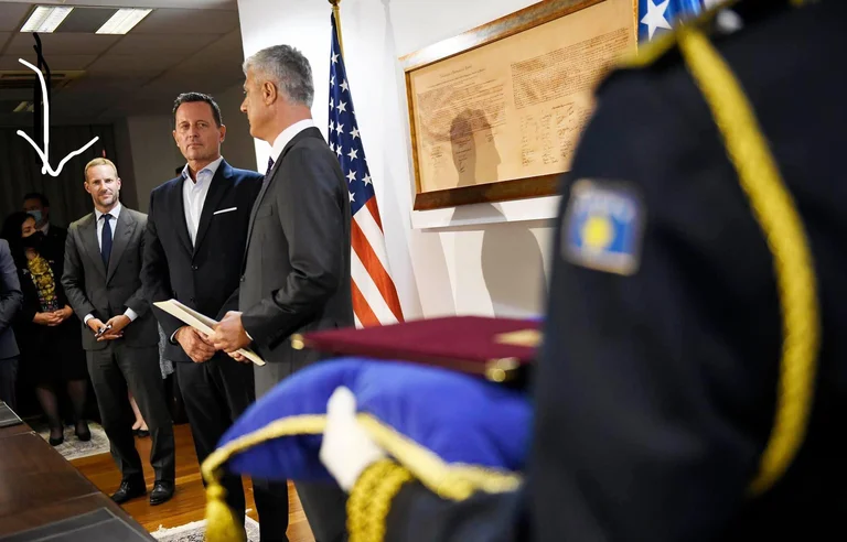 Presente anche Vjosa Osmani, che non è stato osservato alla cerimonia di decorazione di Thaci per Grenelli.