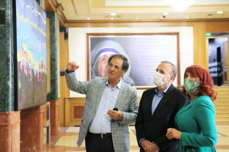 Deux peintures du peintre Hakki Jakley sont exposées dans la salle du Parlement