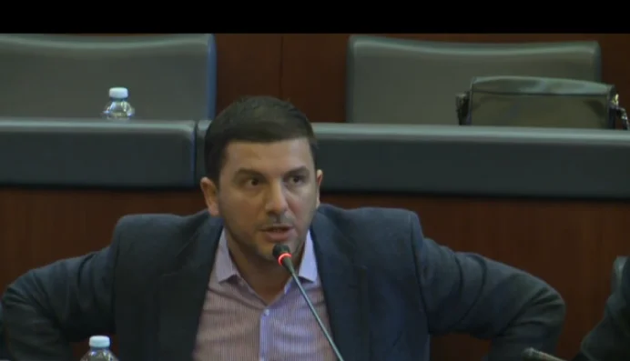 Arben Gashi de Memli Krasniqi se estrella en el Parlamento
