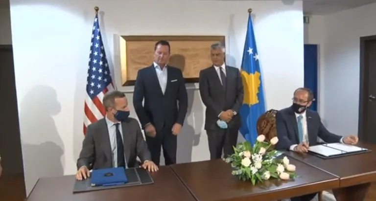 El momento de firmar el acuerdo después de la reunión de Hoti Grenoll (Foto)