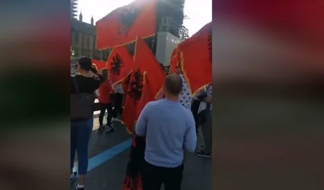 Londres est occupée par des drapeaux rouges et noirs, marche pacifique des Albanais