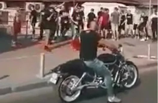 Tifogrupi “Komitët” e Vardarit vazhdojnë thirrjet raciste ndaj shqiptarëve, por ikën kur iu afruan shqiptarët