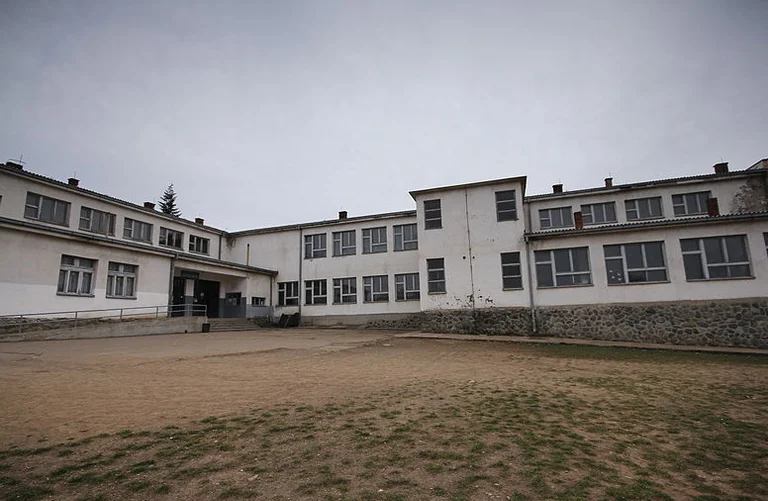 Një shkollë në Vushtrri do të vazhdojë mësimin online pas rasteve me COVID-19
