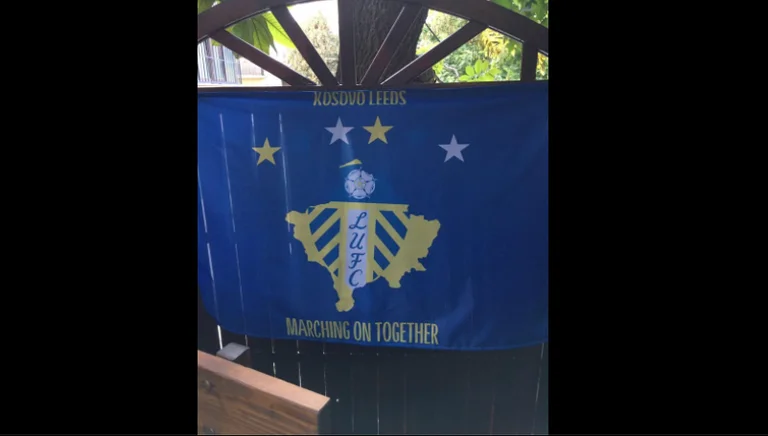 Tifozët e Leeds Utd çmenden pas flamurit të Kosovës, flet kosovari që la Barcelonën për këtë ekip