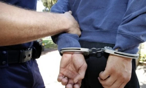 Nusja ngacmohet seksualisht nga vjehrri, pastaj rrihet nga burri – arrestohen dy pejanët