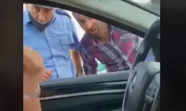 Polici e dënon në trafik qytetarin vetëm pse ja ‘prishë’ muhabetin në mes të rrugës me vozitësin e BMW-së