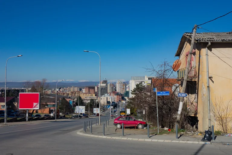 Persona të maskuar plaçkitin në një lokal në Prishtinë, punëtores i hedhin sprej në sy
