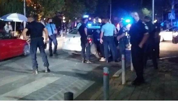 Rrahje mes disa personave në Prishtinë, arrestohen 3 persona