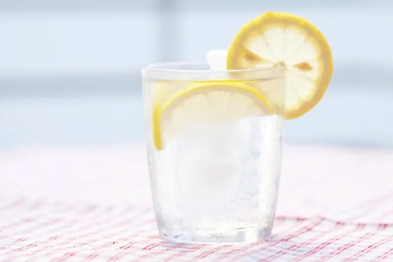 Dieta me ujë të ngrohtë, arsyet e shëndetshme pse duhet ta nisni ditën të