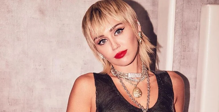 Miley Cyrus nuk njeh limite, publikon video duke kërcyer lakuriq