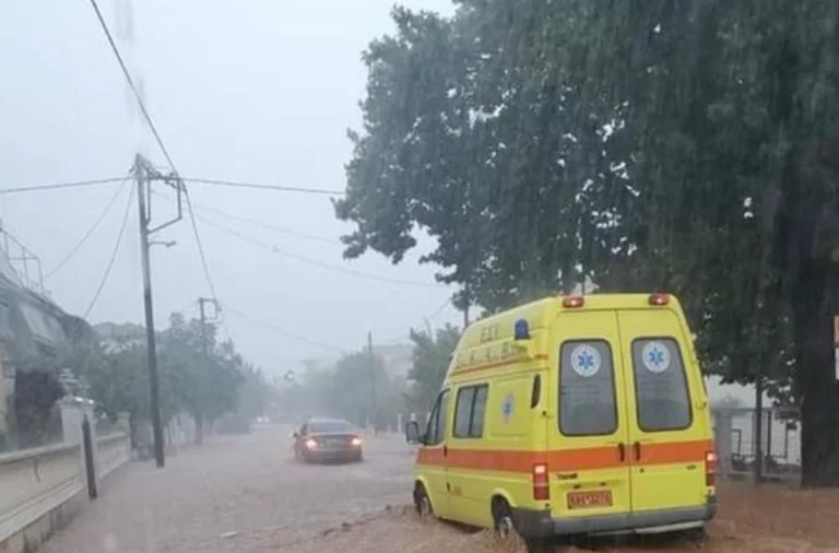 Cikloni në Greqi, njerëz të bllokuar nëpër shtëpi e vetura të ngecura në rrugë