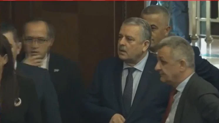 Agim Veliu flet para deputetëve për hyrjen e ushtrisë serbe në Karaçevë