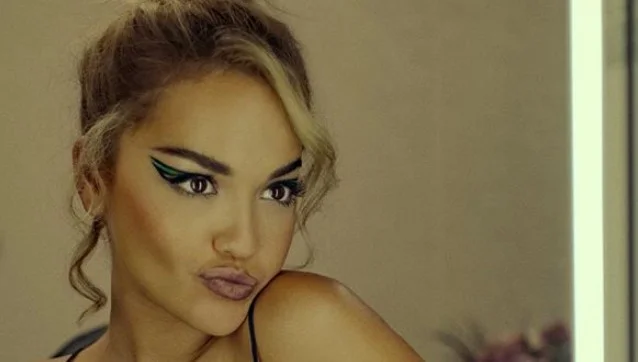 Rita Ora kthehet me poza atraktive, paralajmëron diçka të re