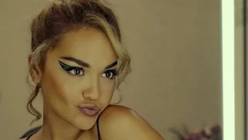 Rita Ora revient avec une pose attrayante, prévient quelque chose de nouveau