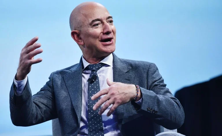 Është njeriu më i pasur në botë, por si e shpenzon pasurinë Jeff Bezos