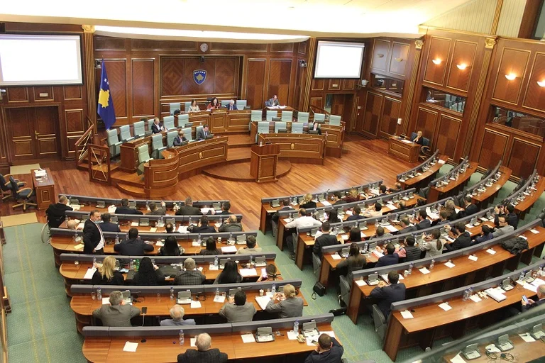 Polemika në Kuvend për fillimin e vitit shkollor, opozita kritikon