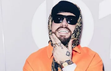 Gashi apparaît dans une robe sur le clip, compagnie renonce à la coopération avec le rappeur