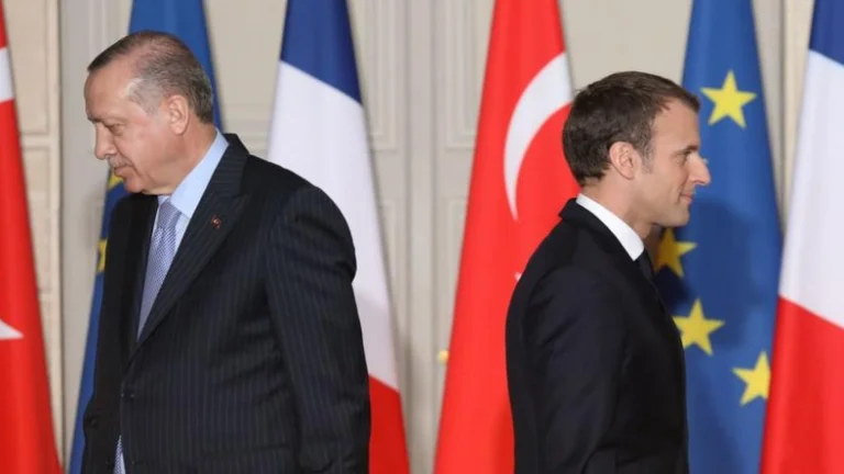 Erdogan sërish ‘nxehet’ me Macron: Franca po drejtohet nga një njeri i paaftë