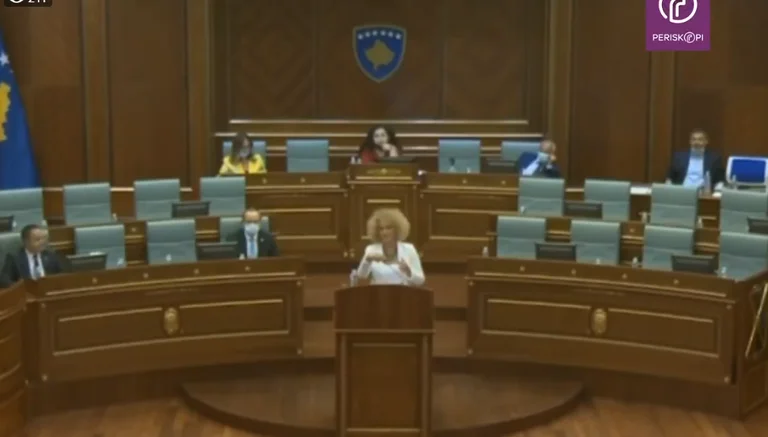 Kadaj-Bujupi me një mini-performancë në foltore kundër Hotit për mini-shengenin