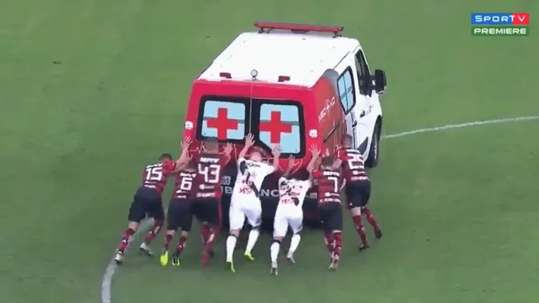 Ndodh edhe kjo: Nuk ndez vetura e ambulancës, futbollistët e shtyjnë për ta larguar nga fusha