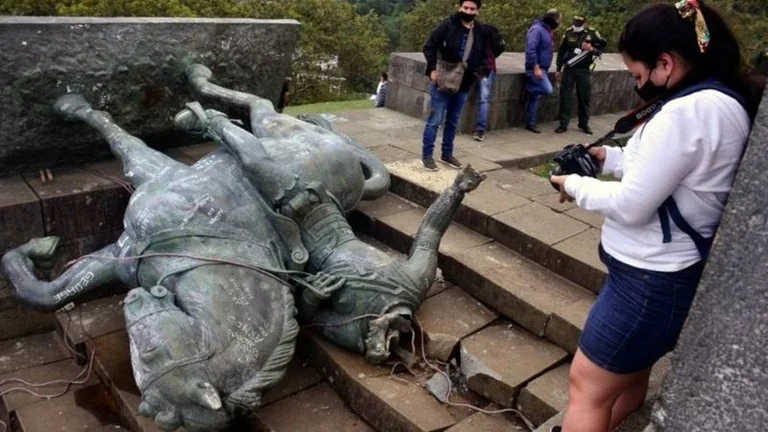 Protestuesit indigjenë rrëzojnë statujën e konkuistadorit në Kolumbi