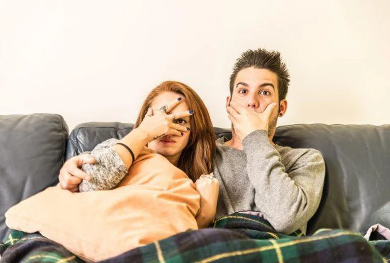 12 mendime që ju kalojnë në kokë kur sheh porno me partnerin/en