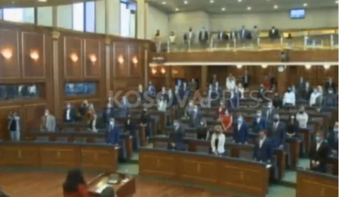 Seanca filloi me një minutë heshtje për deputetin Adem Mikullovcin