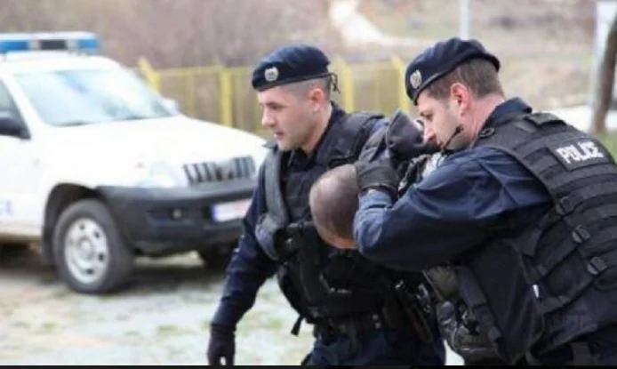 Policia bashkë me FBI arrestojnë tre persona për krime kibernetike