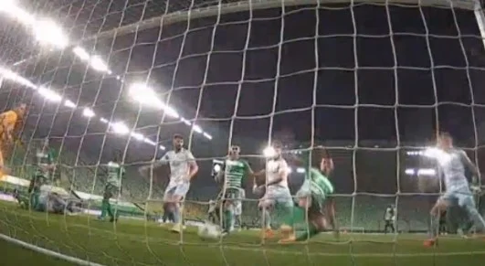 Futbollisti shqiptar shënon autogol në ndeshjen kualifikuese për Ligën e Kampionëve