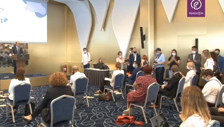 PSD e habitur dhe e pakënaqur që qytetarët po e lavdërojnë kryeministrin Hoti për mirësjellje