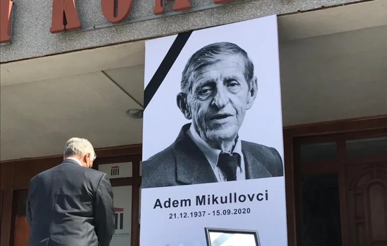 Kosnett: Në kohë të vështira, arti dhe humori i Mikullovcit mbajtën gjallë shpirtin e Kosovës