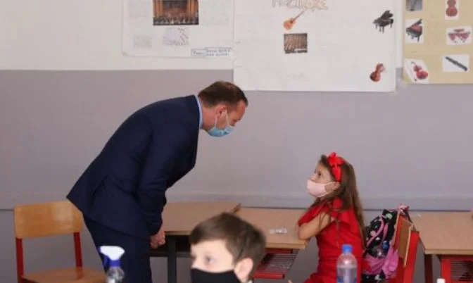 Zemaj: Shqetësuese grumbullimi i prindërve në oborret e shkollës