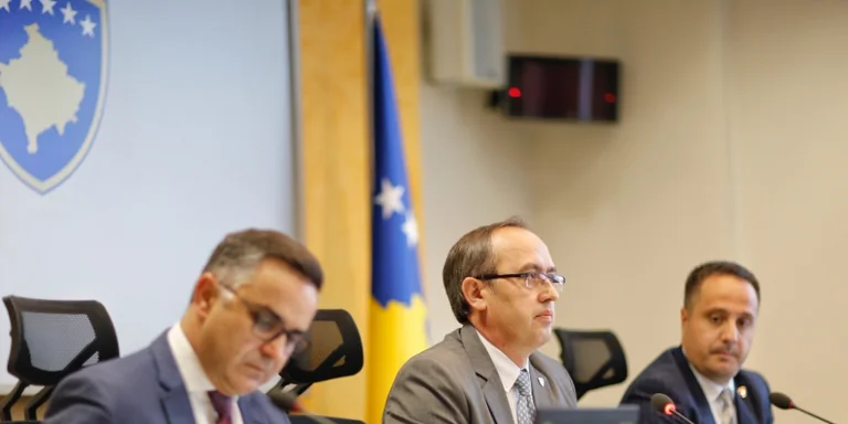 Qeveria i reagon opozitës për 100 ditëshin: Zhbllokuam Kosovën nga izolimi