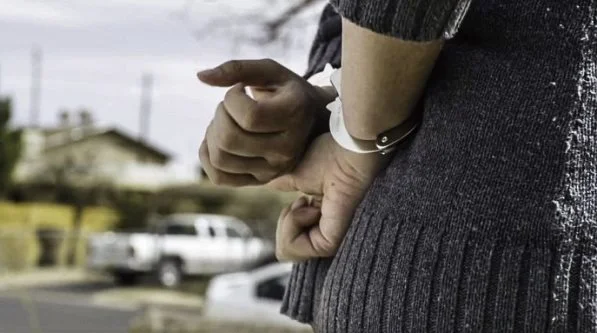 Arrestohet nëna në Podujevë, rrahu fëmijët dhe anëtarët tjerë të familjes