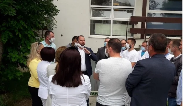 Sindikata e Infermierëve proteston për mos dhënien e shtesave në paga