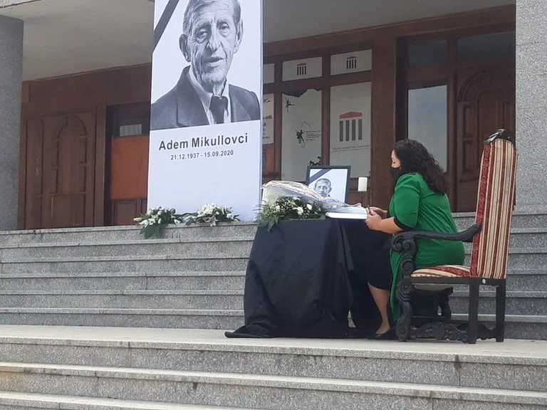 Osmani bëri homazhe para teatrit për Adem Mikullovcin: Humbëm një njeri të madh