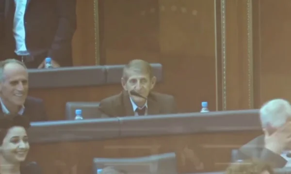 Momenti kur Mikullovci i kishte bërë të qeshin të gjithë deputetët