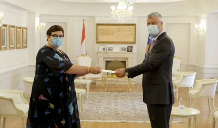 ​Thaçi pranon letrat kredenciale nga ambasadorja e Holandës, Carin Lobbezzoo